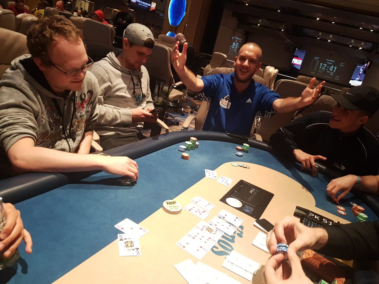 אורי בשולחן קאש, King's Casino